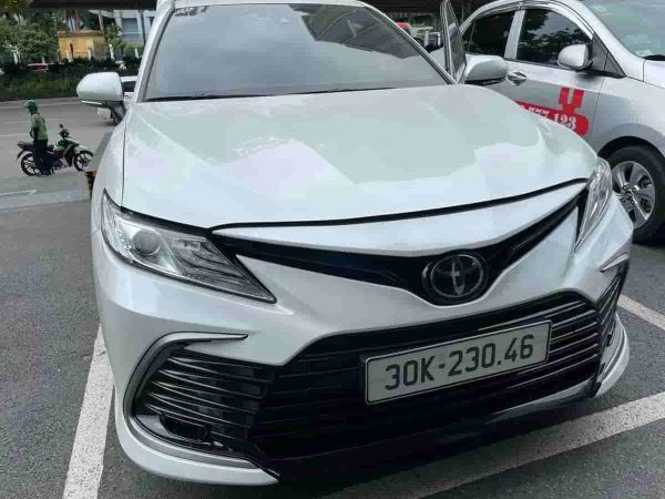 Toyota Camry 2.0Q 2022 màu Trắng